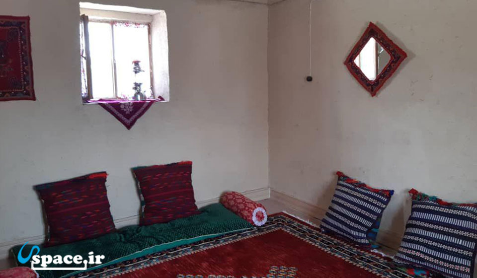 اتاق سنتی و زیبای اقامتگاه بوم گردی ننو عذرا - بردسیر - روستای گل خار