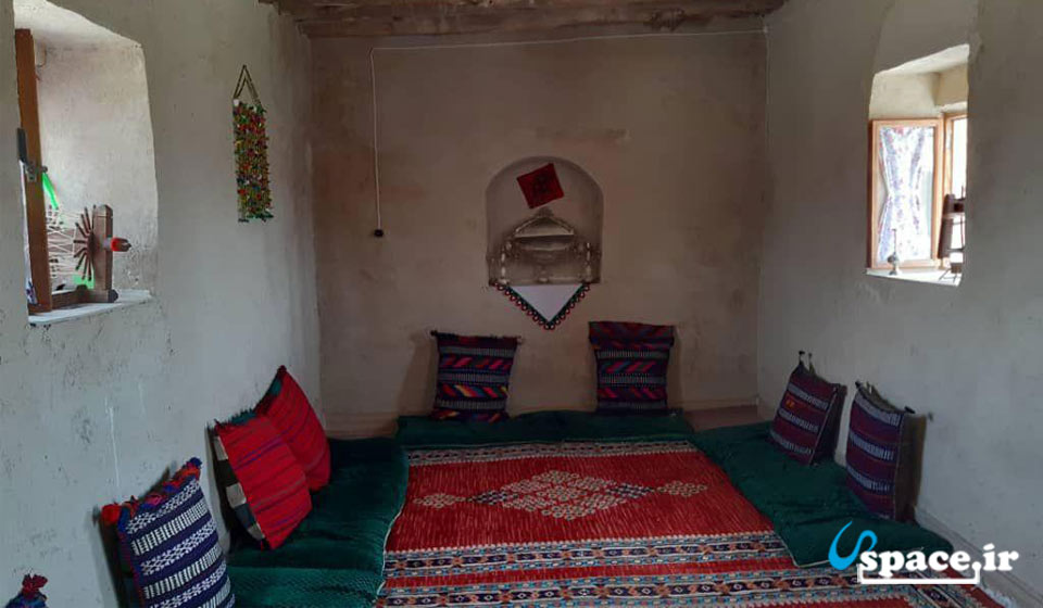 اتاق زیبا و سنتی اقامتگاه بوم گردی ننو عذرا - بردسیر - روستای گل خار