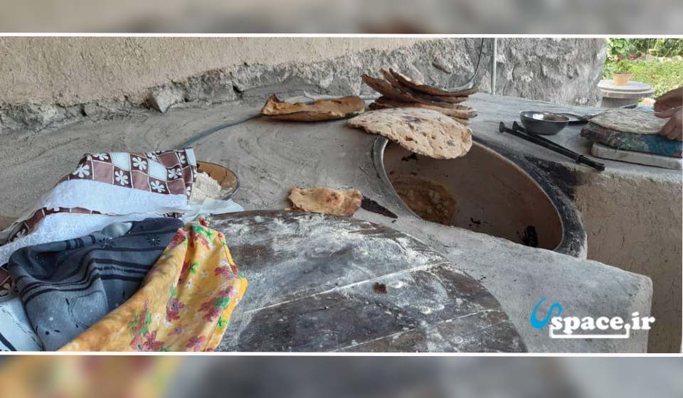 تهیه نان محلی در اقامتگاه بوم گردی ننو عذرا - بردسیر - روستای گل خار